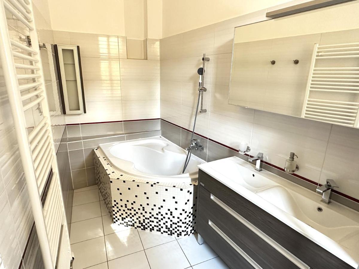 Black Eagle Apartments Prague Ngoại thất bức ảnh